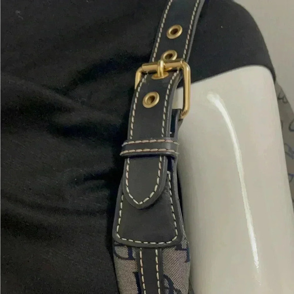 Dooney&Bourck Beautiful medium size shoulder bag is chic and attractive - Picture 5 of 15